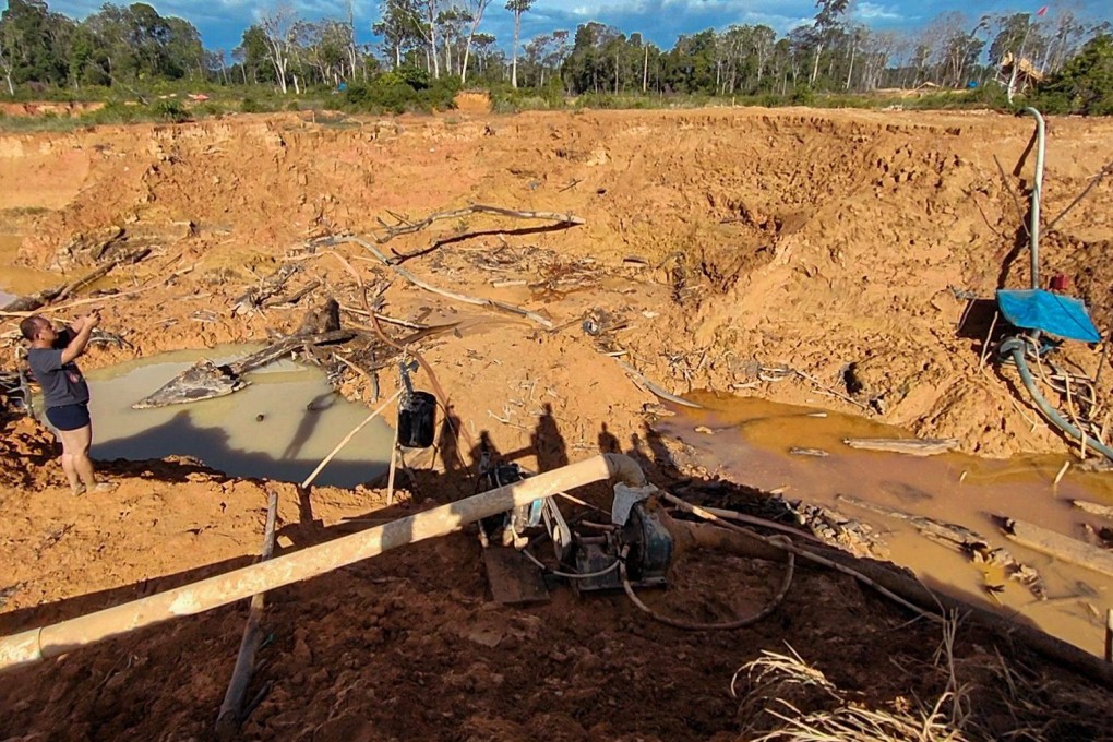 Police visit the site of an illegal gold mine in Mandailing Natal where 12 women died a day when a cliff collapsed, triggering a landslide that buried them. Photo: AFP