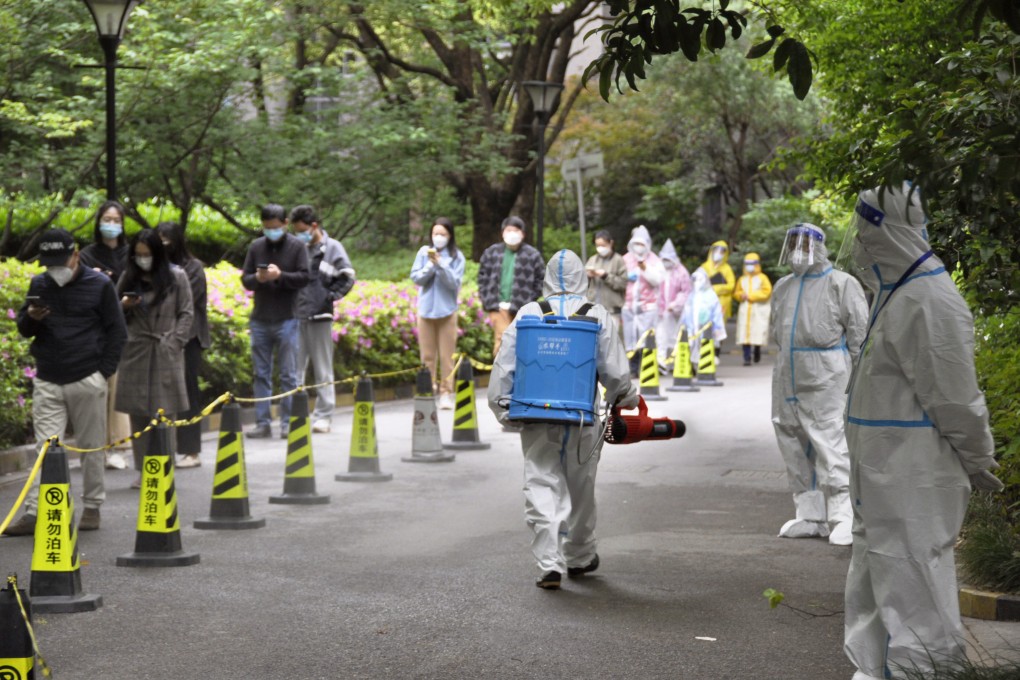 Residents line up for Covid-19 tests inside a locked-down housing complex in Shanghai, April 29, 2022. Photo: Kyodo