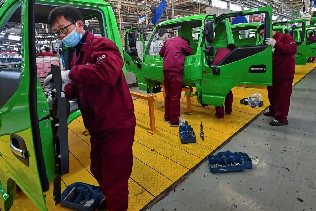 Employees work on a truck assembly line at a factory for Jianghuai Automobile Group in Qingzhou, Shandong province, on March 15, 2021. Manufacturing activity in China hit its lowest level since February 2020 last month, according to official data. Photo: AFP