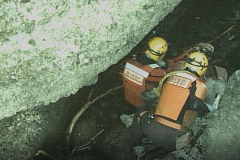 Japanese coastguard personnel conduct a search and rescue operation for those on board the missing tourist boat Kazu I at a rocky coastal area of Hokkaido’s Shiretoko peninsula on April 24. Photo: Handout/ 1st Regional Coast Guard Headquarters/ AFP