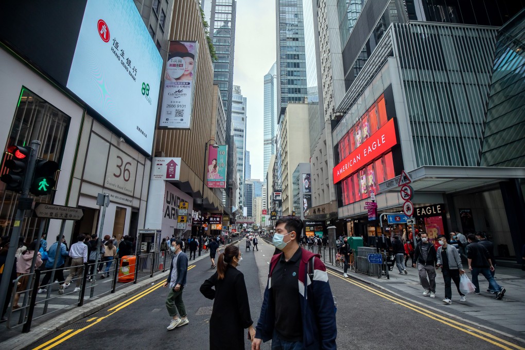 Pedestrians cross Queen’s Road Central in the Central district of Hong Kong on January 24, 2022. Photo: Bloomberg.