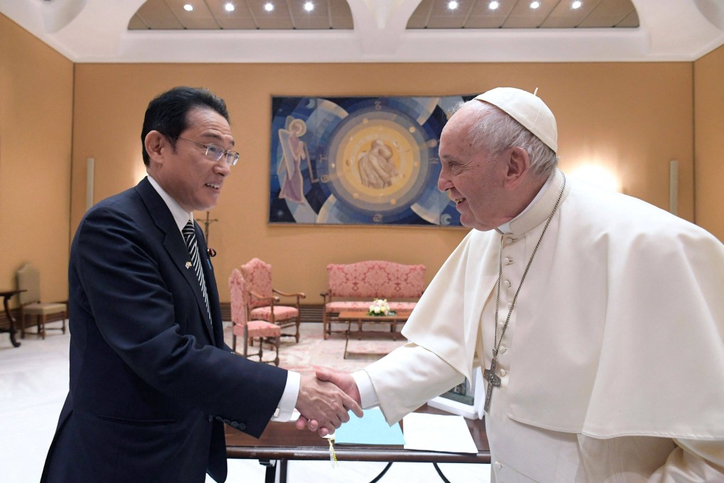 This handout photo taken and released on May 4, 2022, by Vatican Media, the Vatican press office, shows Pope Francis (R) shaking hands with Japanese Prime Minister Fumio Kishida during a private audience at the Vatican. (Photo by VATICAN MEDIA / AFP) / RESTRICTED TO EDITORIAL USE - MANDATORY CREDIT “AFP PHOTO / VATICAN MEDIA” - NO MARKETING NO ADVERTISING CAMPAIGNS - DISTRIBUTED AS A SERVICE TO CLIENTS