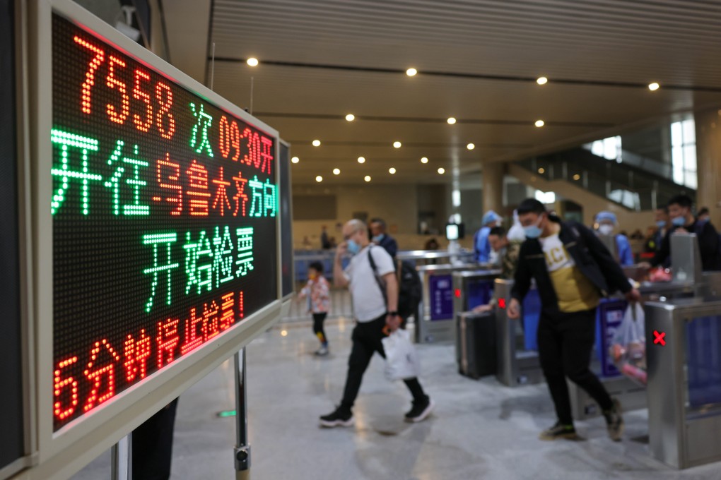 Caixin/Markit services purchasing managers’ index (PMI) fell to 36.2 in April from 42 in March. Photo: Xinhua
