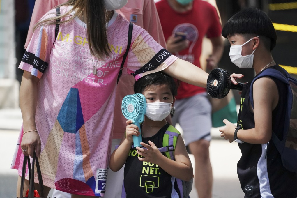 People try to stay cool in Mong Kok during hot weather in 2020. Photo: Felix Wong