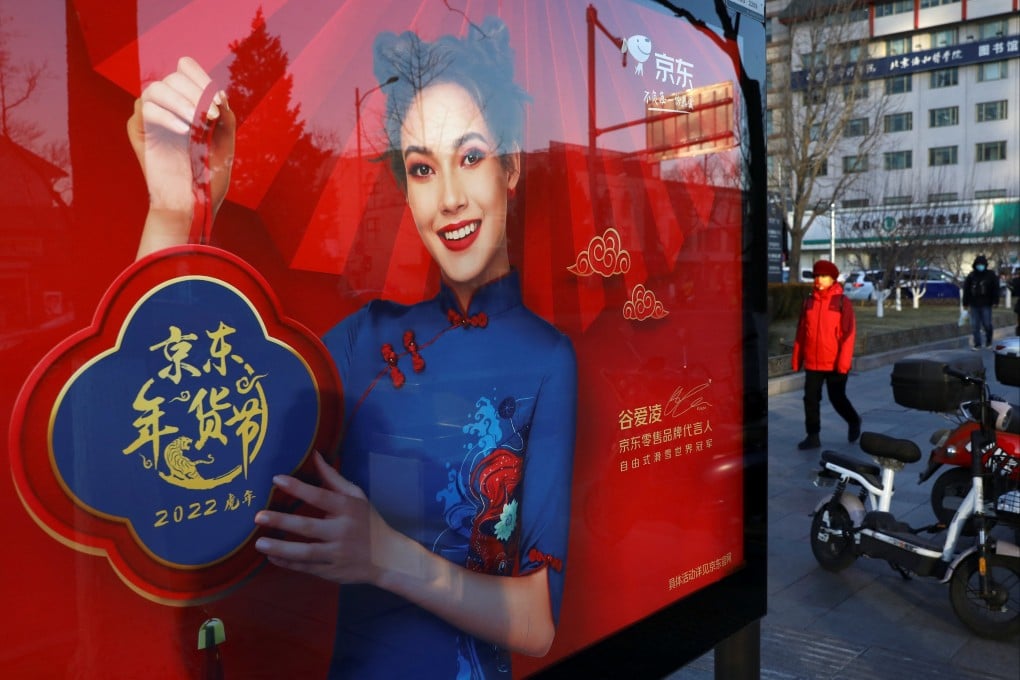 A JD.com advertisement with an image of freestyle skier Eileen Gu at a bus stop in Beijing on January 11, 2022. Photo: Reuters.