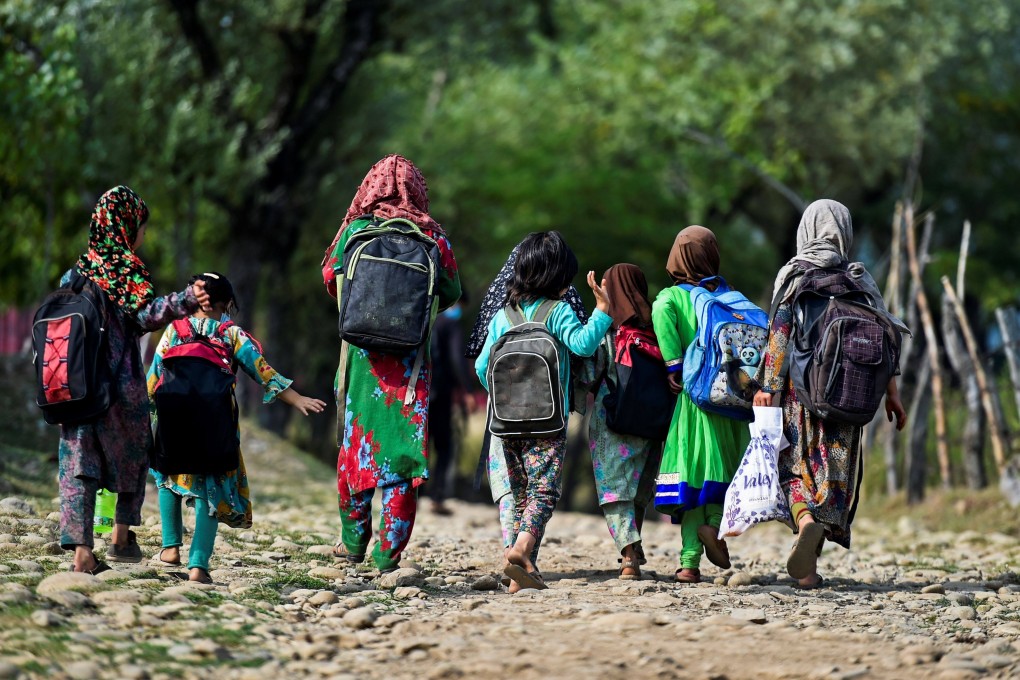 Pupils walk to their open-air school in Doodhpathri, in Indian-administered Kashmir, on July 28, 2020, during the coronavirus pandemic. Photo: AFP