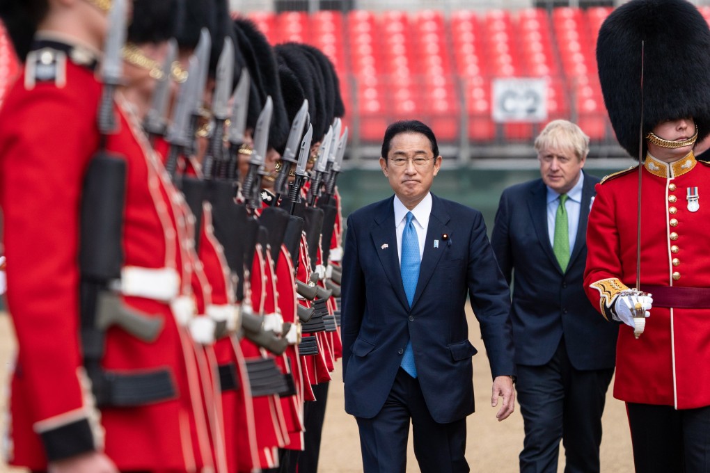 Japanese Prime Minister Fumio Kishida (centre) and British Prime Minister Boris Johnson review a guard of honor ahead of their bilateral meeting in London on Thursday. Photo: EPA-EFE