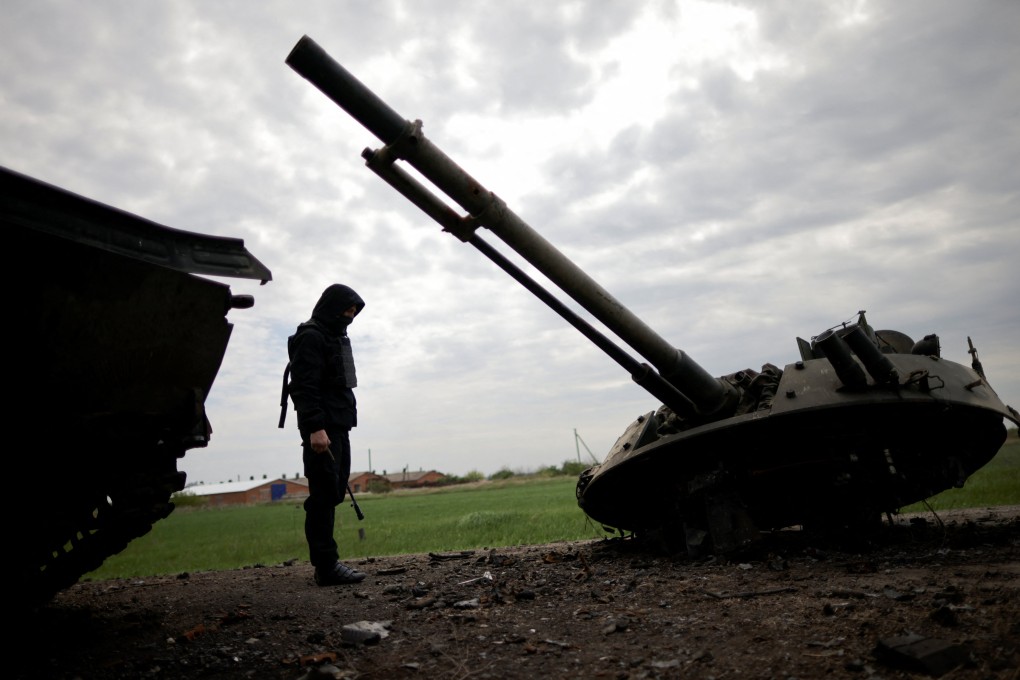 A Ukrainian service member inspects a destroyed Russian Armoured Personnel Carrier (APC), amid Russia’s invasion of Ukraine, in the Zaporizhzhia region, Ukraine April 30, 2022. Photo: Reuters