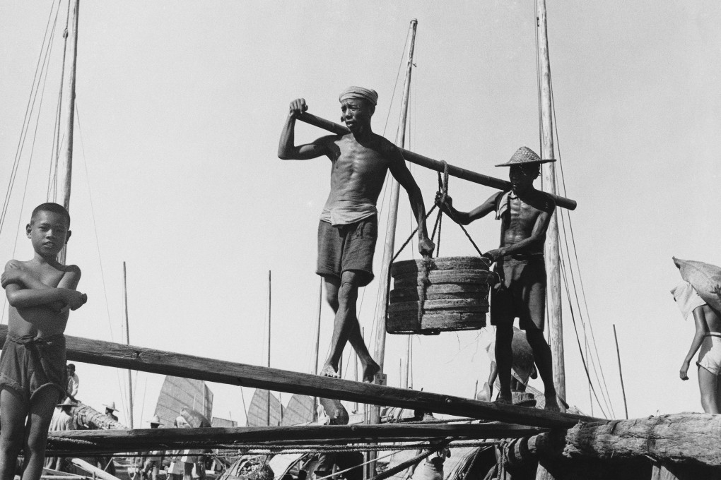 The ribs of cargo workers reflect the hunger and hardship of post-war Hong Kong. Photo: President and Fellows of Harvard College