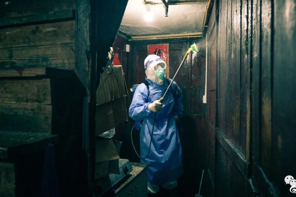 Footage of quarantine staff spraying disinfectant inside homes stirred public anger. Photo: Weibo