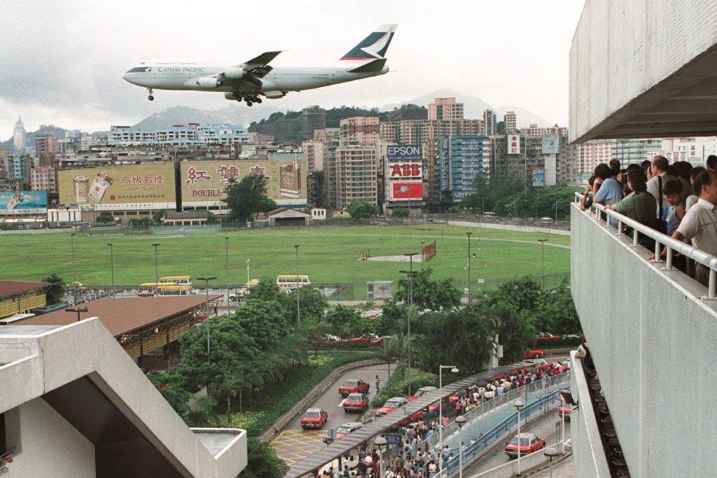 Crowds at Kai Tak for the airport’s final hours. Photo: Edward Wong