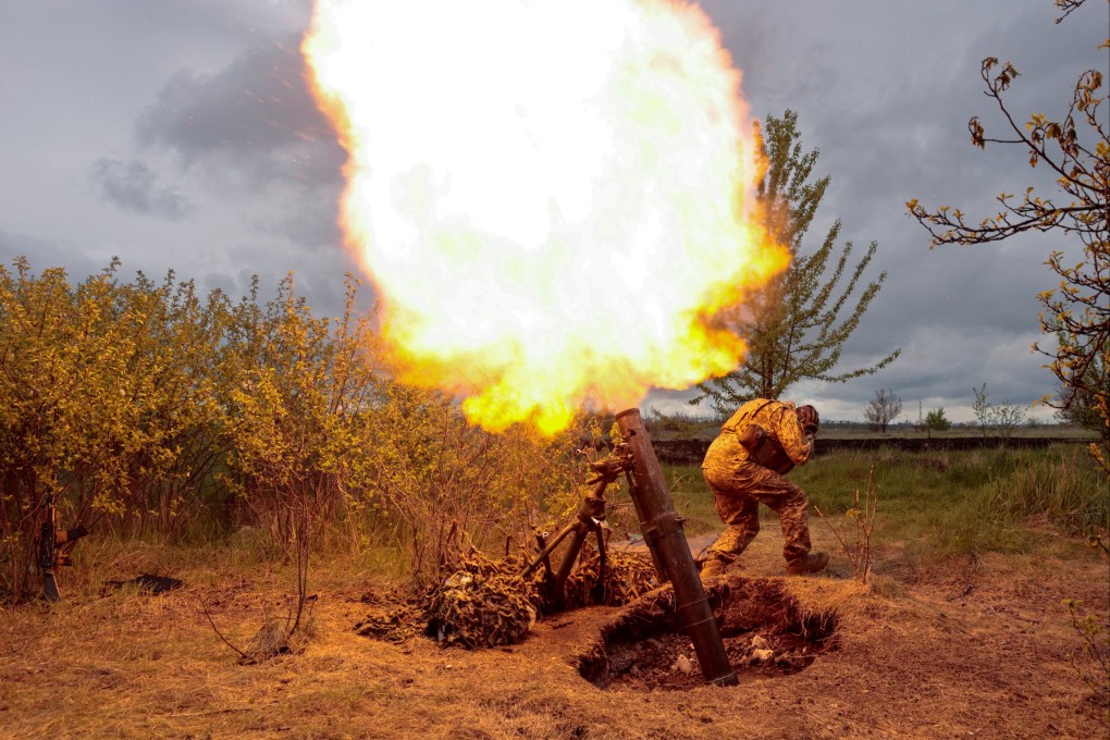 A Ukrainian serviceman fires a mortar round at an unknown location in Kharkiv region, Ukraine. Photo: Reuters