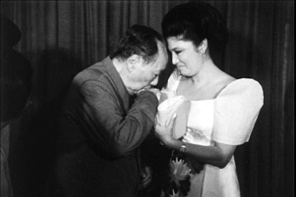 Mao Zedong greets then Philippine first lady Imelda Marcos in September 1974. Photo: Twitter