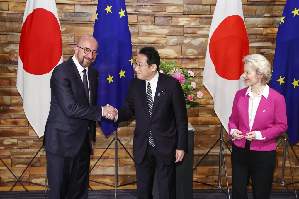 Japanese Prime Minister Fumio Kishida shakes hands with European Council President Charles Michel as European Commission President Ursula von der Leyen looks on. Photo: Kyodo