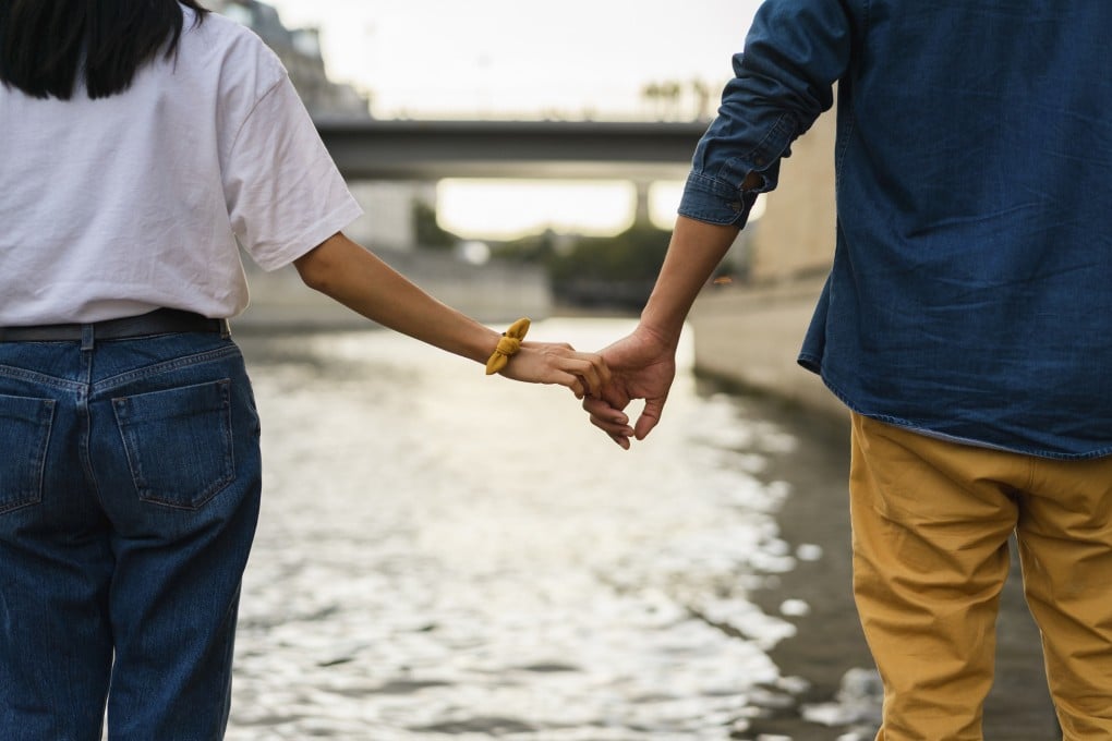 People who are “hesidating” are unsure about their relationship status or whether to date, or cannot decide if they want something serious or more casual. Photo: Getty Images / Westend61