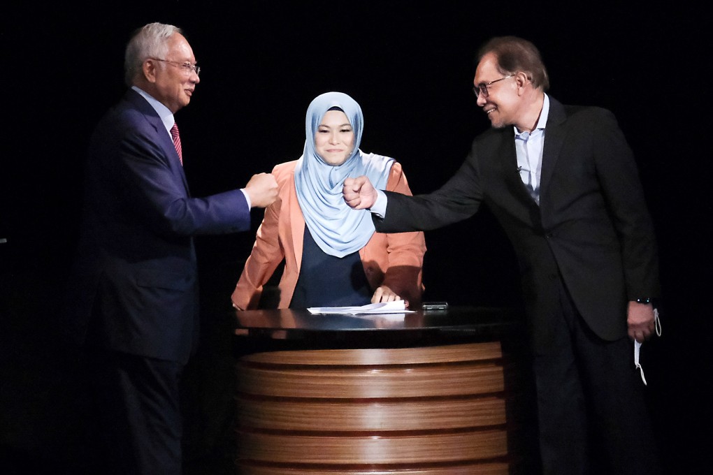 Najib Razak, Malaysia’s former prime minister (L), who was convicted for 1MDB-related corruption charges in 2020, and Anwar Ibrahim, opposition leader, fist bump during a TV debate on Thursday. Photo: Bloomberg