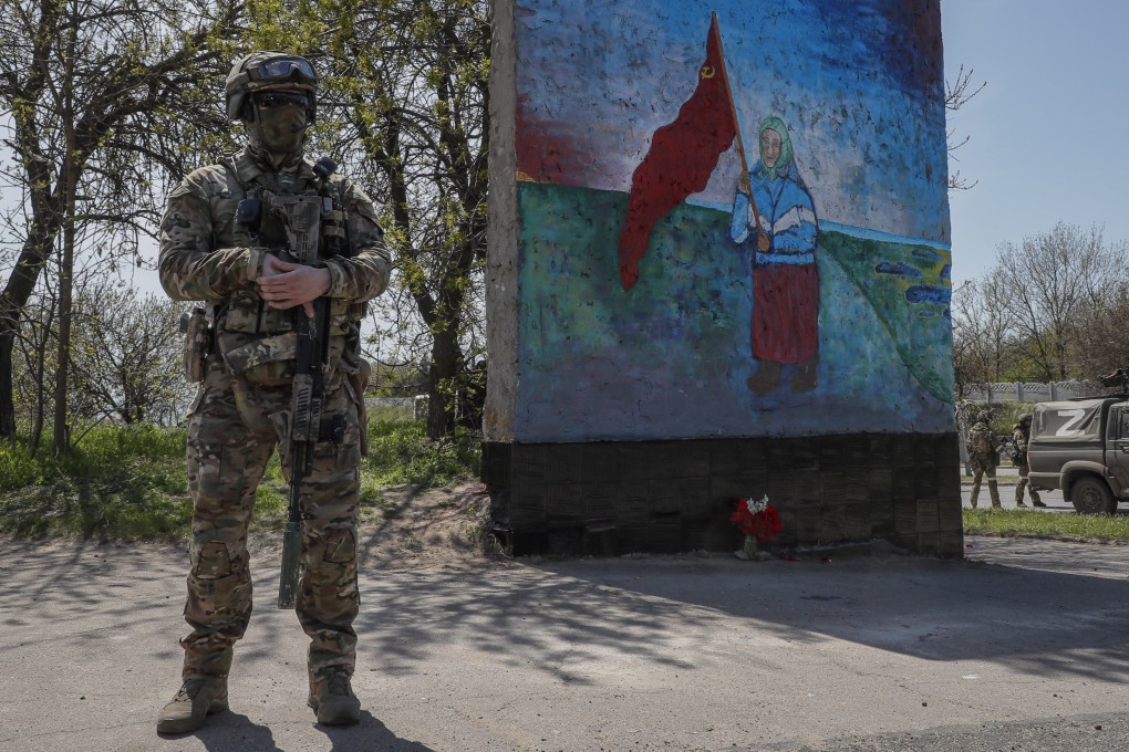 A Russian serviceman guards in downtown of Berdyansk, Ukraine. Photo: EPA-EFE