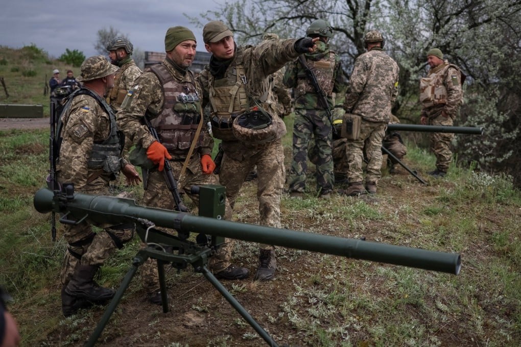 Ukrainian servicemen prepare to use an anti-tank grenade launcher amid Russia’s invasion. Photo: Reuters