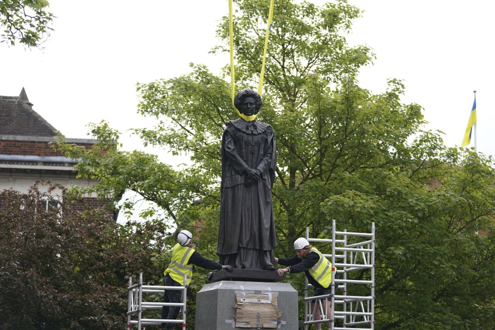 A statue of Margaret Thatcher is lowered into place in Grantham, England, UK on May 15. Photo: PA via AP