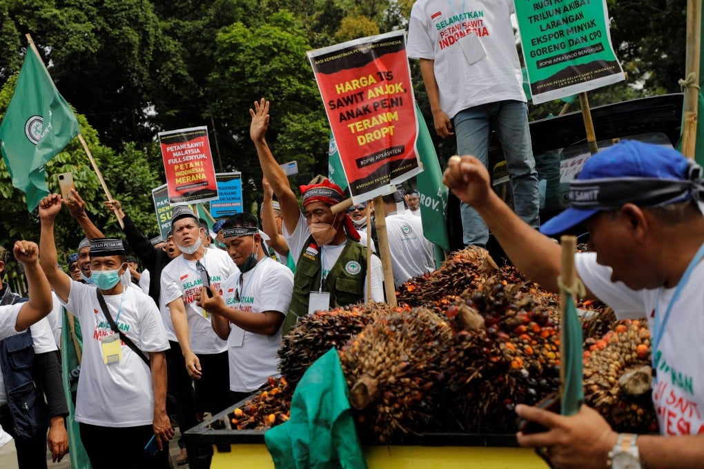Indonesian palm oil farmers take part in a protest demanding the government end the palm oil export ban on Tuesday. Photo: Reuters