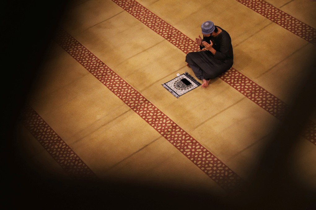 A Muslim devotee performs prayers at a mosque in Singapore, which is majority ethnic Chinese. Photo: Reuters