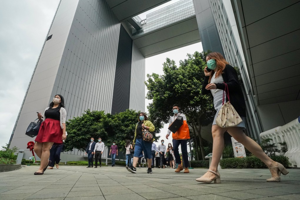 Civil servants at the Hong Kong government headquarters in Admiralty. Photo: Felix Wong