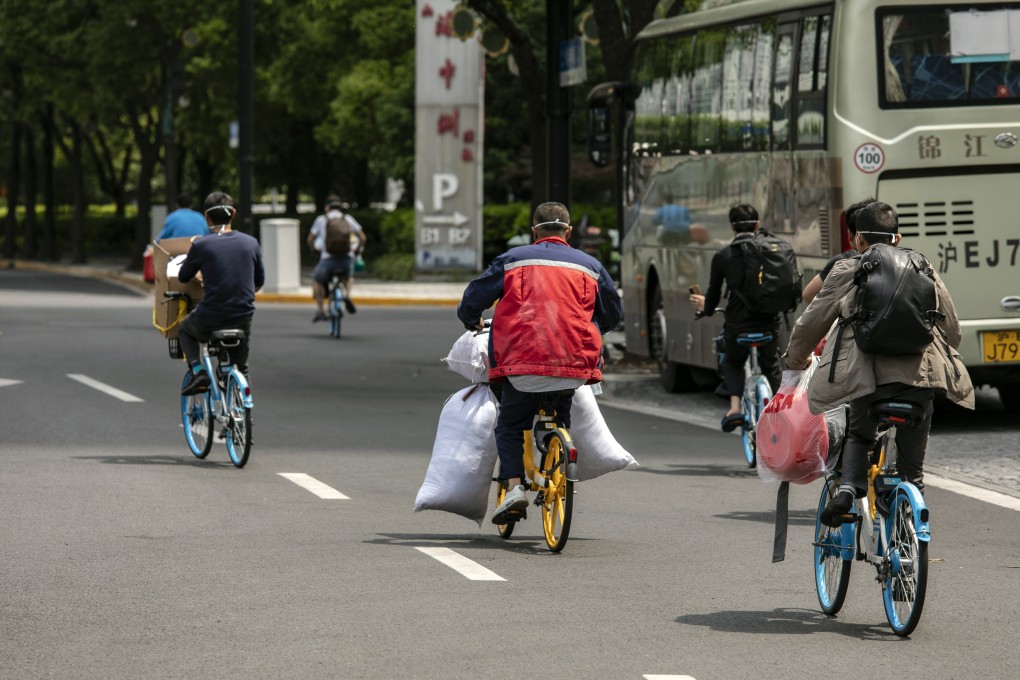 Residents armed with groceries and essential supplies during a Covid-19 lockdown in Shanghai on May 18, 2022. Photo: Bloomberg.