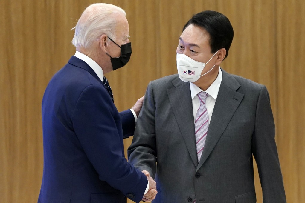 US President Joe Biden (left) and South Korean President Yoon Suk-yeol shake hands as they visit the Samsung Electronics Pyeongtaek campus in Pyeongtaek, South Korea, on May 20. Photo: AP