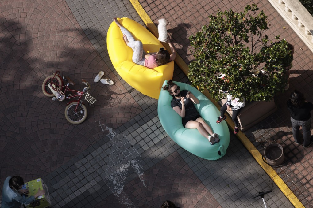 People under quarantine gather outside their residential compound, amid the ongoing Covid-19 lockdown in Shanghai. Photo: EPA-EFE