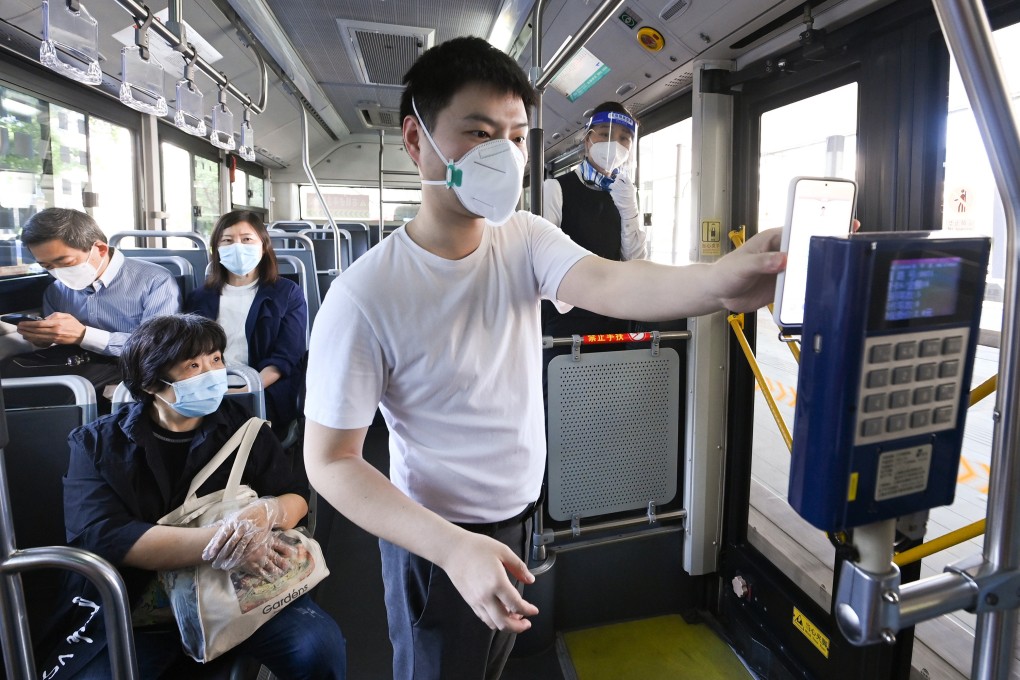 Passenger on a bus in Shanghai on May 22, 2022. The city started to resume cross-district public transport Sunday, but only for people with negative nucleic-acid tests within the past 48 hours. Photo: Xinhua