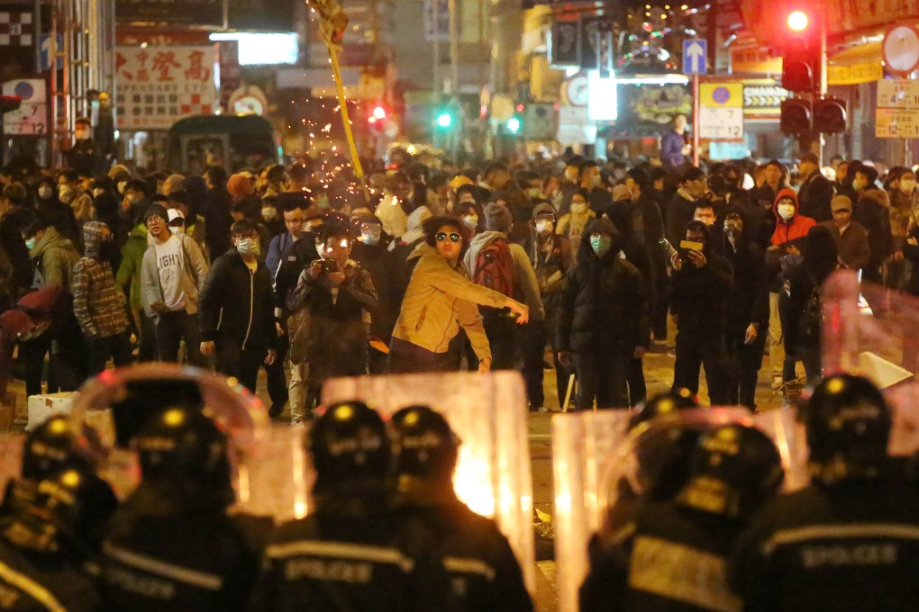 Police confront rioters in Mong Kok during the clash over illegal food stalls during the Lunar New Year holiday. Photo: Edward Wong