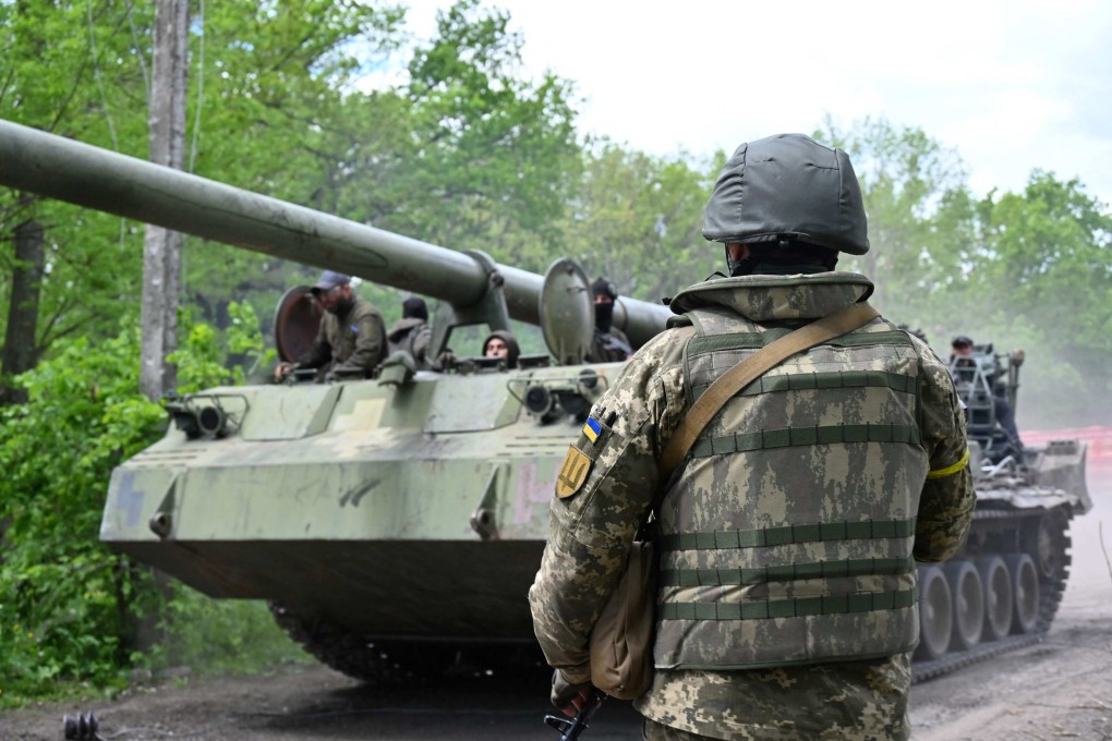 A Ukrainian serviceman looks at a self-propelled howitzer on a road in Kharkiv region on May 17. Photo: AFP