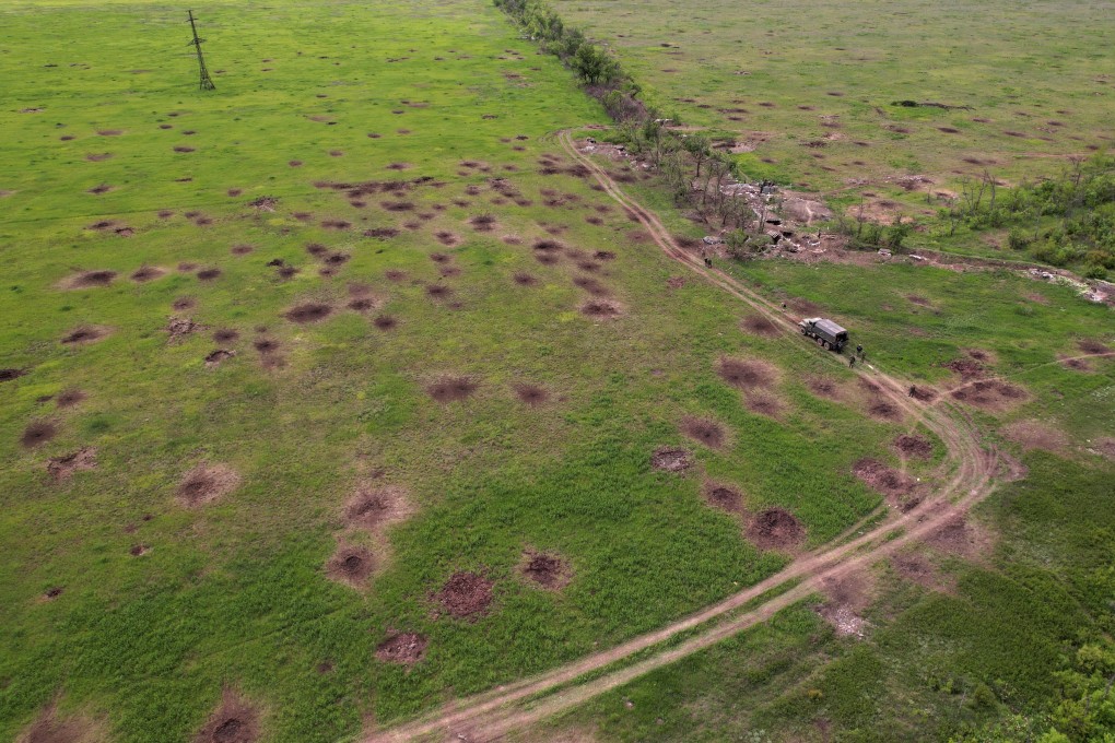 Service members of pro-Russian troops are at a former fighting position of the Ukrainian armed forces during Ukraine-Russia conflict outside the town of Svitlodarsk in the Donetsk region, Ukraine. Photo: Reuters