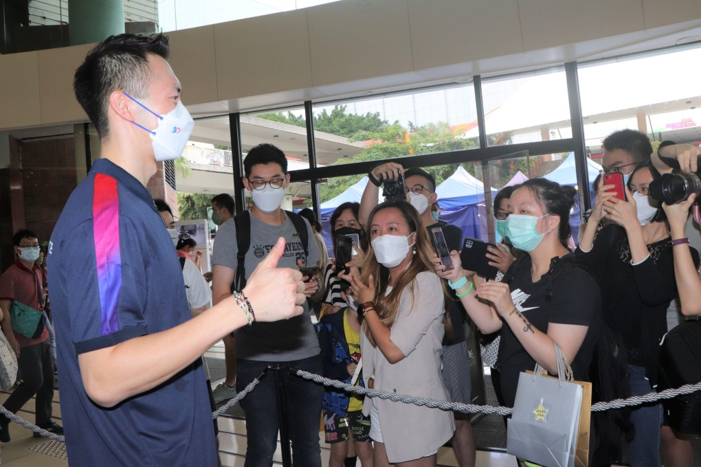 Fans take pictures of Angus Ng at New Town Plaza. Photo:  Shirley Chui