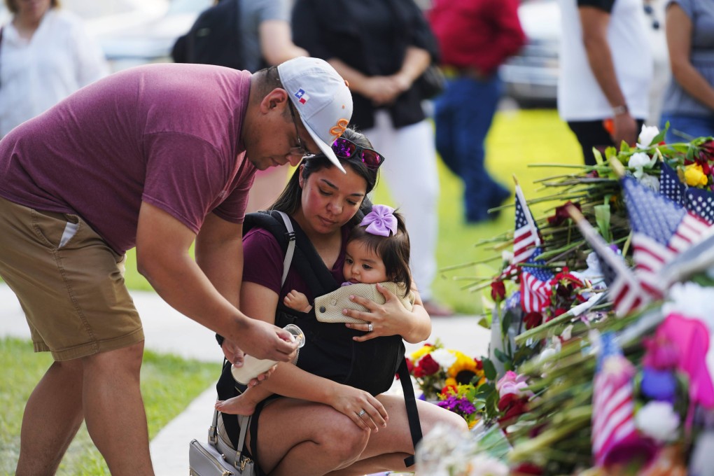 People mourn for victims of a school mass shooting in Uvalde, Texas. Nineteen children and two teachers were killed when an 18-year-old gunman opened fire on Tuesday. Photo: Xinhua