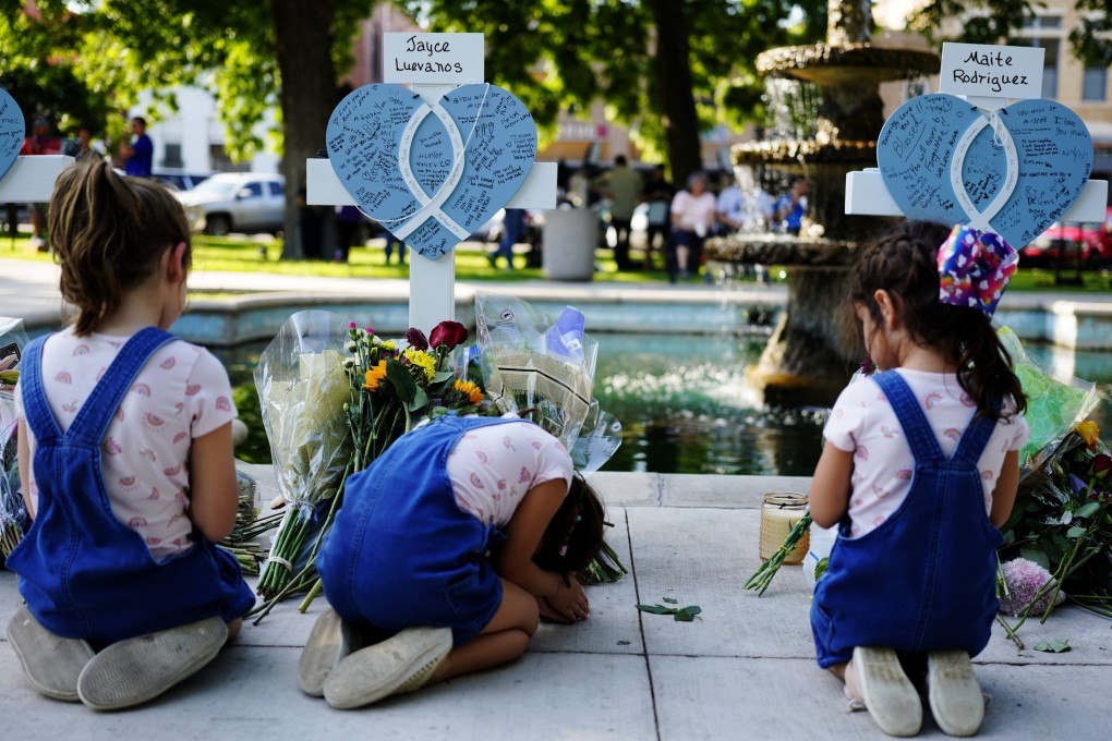 Children mourn for victims of a school shooting in Uvalde, Texas, on May 26. Photo: Xinhua