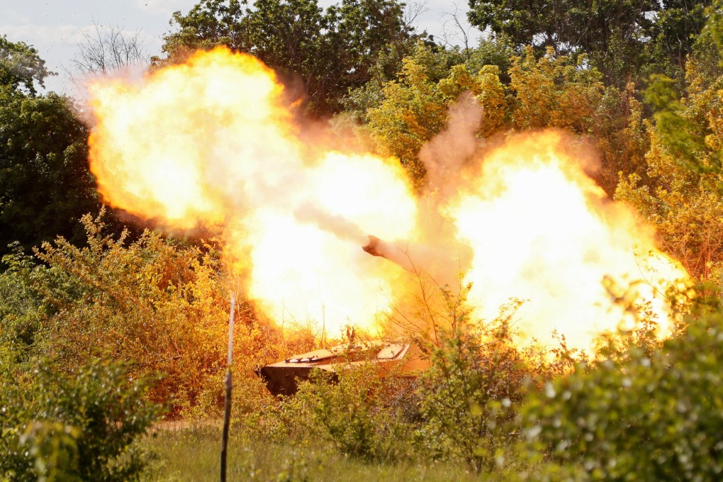 A self-propelled howitzer 2S1 Gvozdika of pro-Russian troops fires a leaflet shell in the direction of Sievierodonetsk to disperse information materials from their combat positions in the Luhansk region, Ukraine. Photo: Reuters