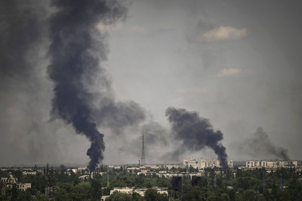 Smoke rises in Sievierodonetsk during heavy fighting between Ukrainian and Russian troops. Photo: AFP