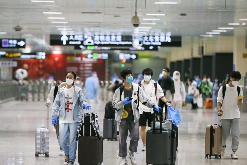 Travellers at Hongqiao Railway Station in Shanghai. Photo: Xinhua