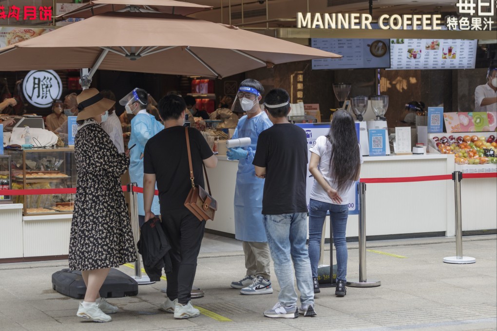 People wait to enter a restaurant area after the easing of Covid-19 restrictions in Shanghai on June 1, 2022. Photo: EPA-EFE