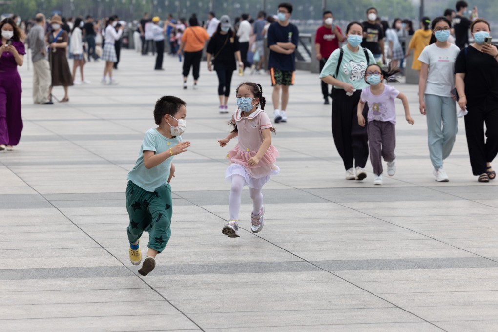 Children at The Bund, the embankment on the western bank of the Huangpu River in Shanghai on June 1, 2022. Photo: Xinhua.