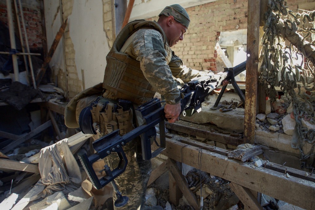 A Ukrainian serviceman sets up an anti-tank rifle  in the town of Marinka, in Donetsk region, Ukraine. Photo: Reuters