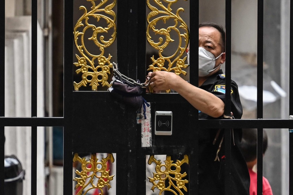 A security guard at a residential compound still under lockdown in the Jing’an district of Shanghai’s Puxi area on June 2, 2022. Photo: AFP