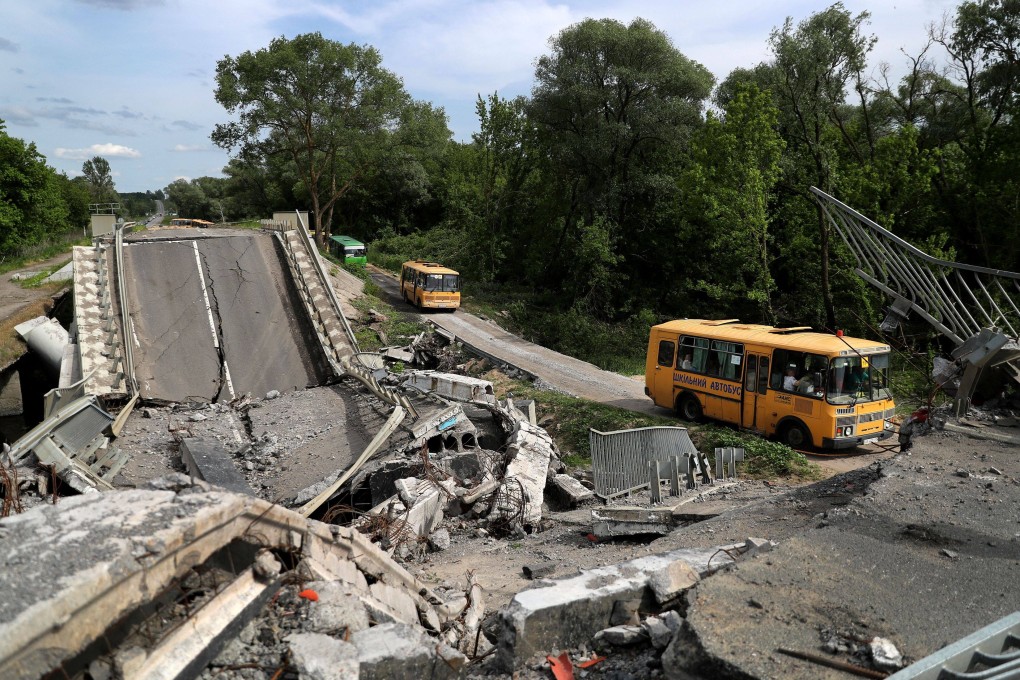 An evacuation convoy travels along a damaged road in the town of Kupiansk on the outskirts of Kharkiv, Ukraine, on May 30. Photo: Reuters