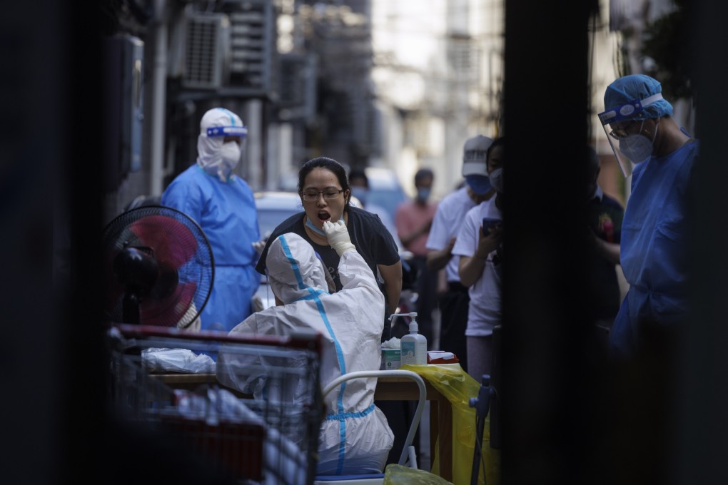 Residents undergo mandatory Covid-19 testing in Shanghai, June 4, 2022. Photo: EPA-EFE