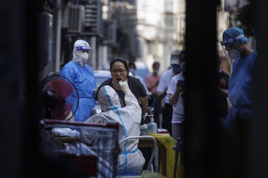 Residents undergo mandatory Covid-19 testing in Shanghai, June 4, 2022. Photo: EPA-EFE