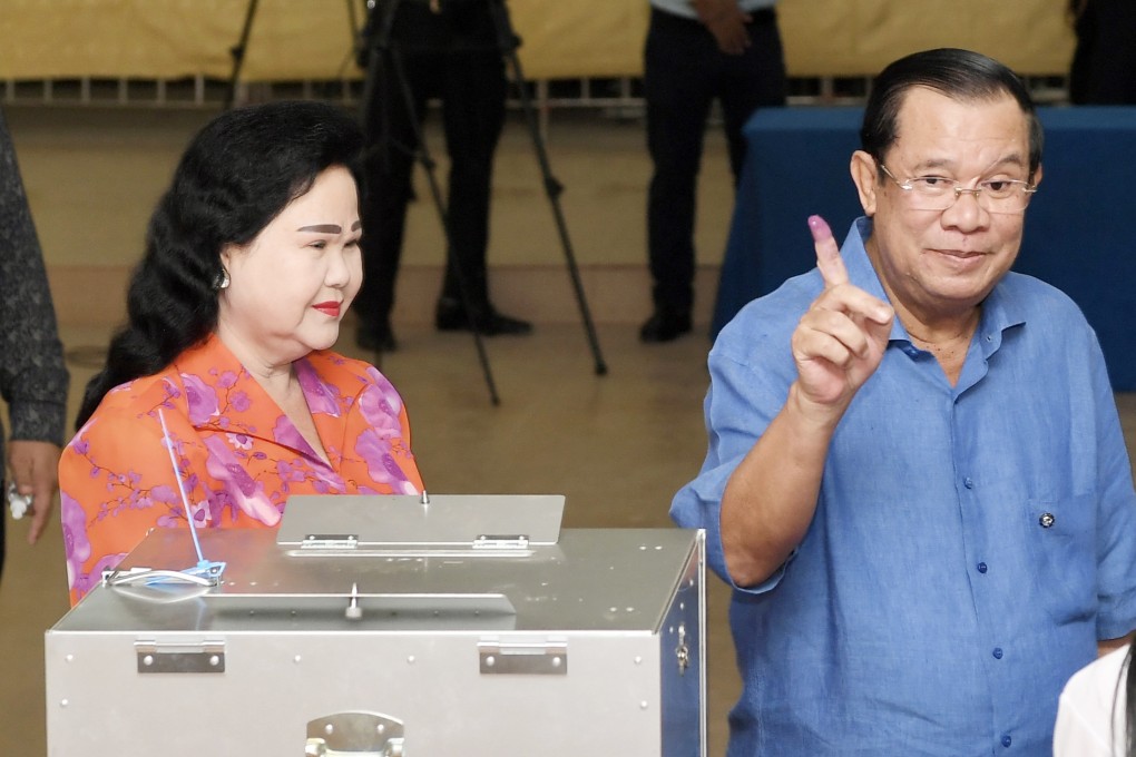 Cambodian Prime Minister Samdech Techo Hun Sen votes at a polling station. Photo: Xinhua