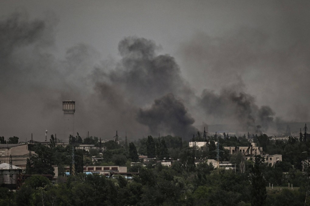 Smoke and dirt rise in the city of Severodonetsk during fighting between Ukrainian and Russian troops in the Donbas region. Photo: AFP