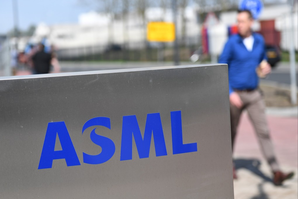An employee walks past a logo for ASML, the largest supplier in the world of semiconductor manufacturing machines using photolithography, in Veldhoven, Netherlands, on April 17, 2018. Photo: AFP