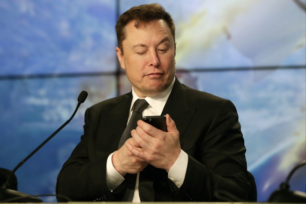 Elon Musk, CEO of Tesla and SpaceX, jokes with reporters as he pretends to search for an answer to a question on a cell phone during a news conference after a SpaceX test flight in Cape Canaveral, Florida, on January 19, 2020. Photo: AP